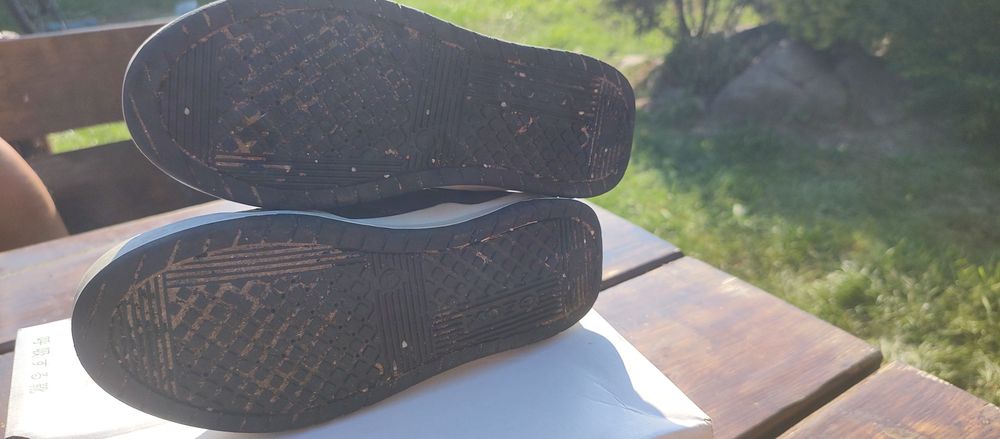 Buty chłopięce Geox na rzep 33
