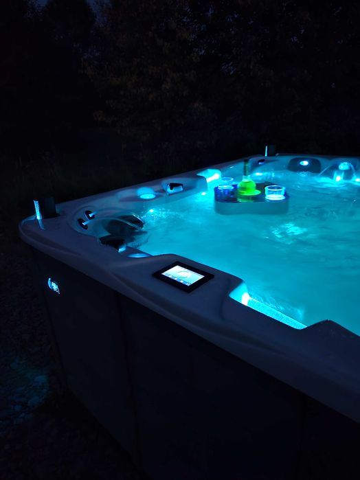 Mocne jacuzi z subwooferem - 91 dysz i 4 pompy