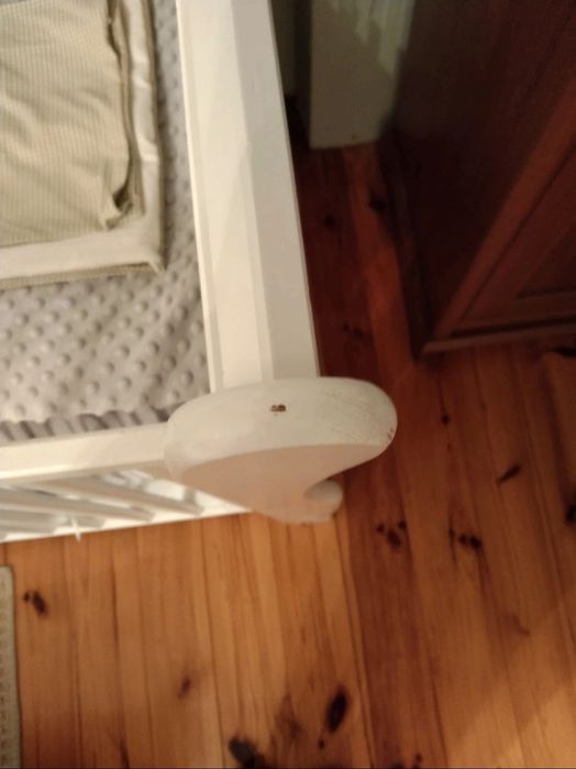 Białe drewniane łóżeczko