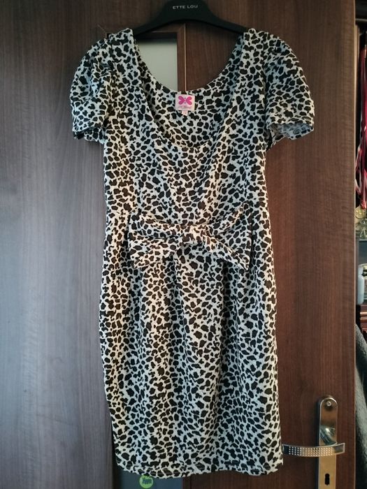 Sukienka w panterkę z kokardą