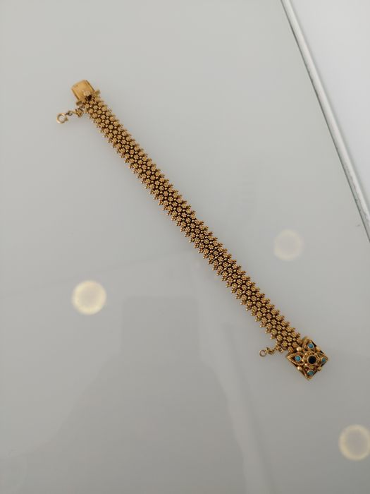 Pulseira em ouro de 19,2kt
A pulseira tem 19 centímetros de comprimento e 1 centímetro de largura 
48,9gr de peso