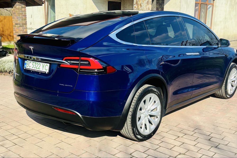 Tesla X 2018року