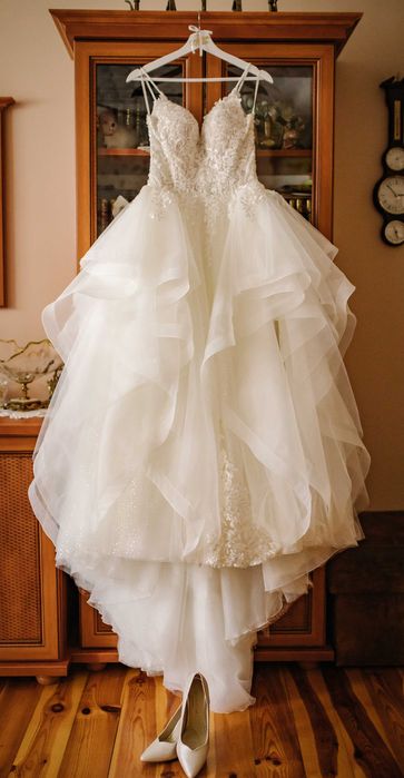 Suknia ślubna księżniczka z trenem, falbany, Elizabeth