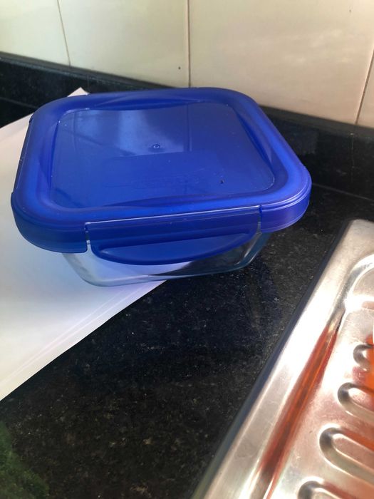 tuperware de vidro com tampa azul