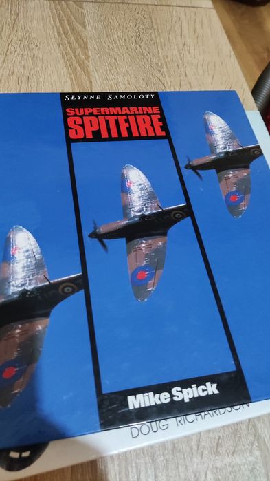 Zestaw książek o samolotach B2 spitfore apache
