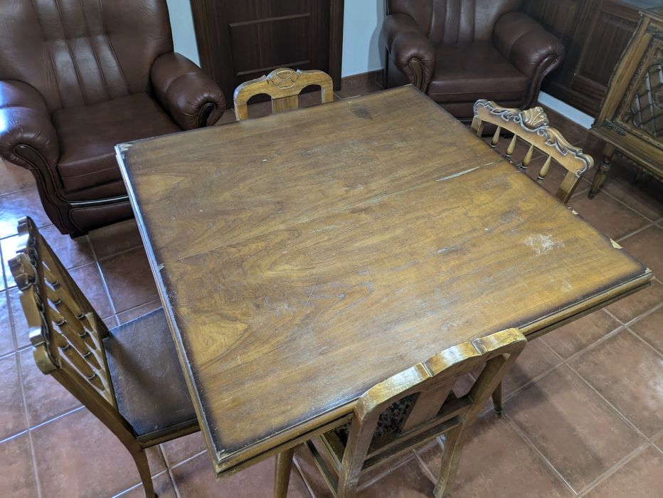 Mesa com 4 cadeiras para restauro
