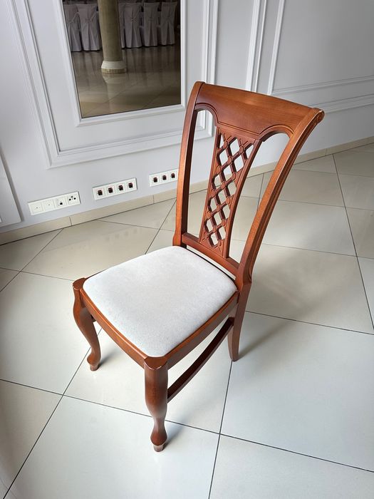 Krzesła drewniane 183  sztuki