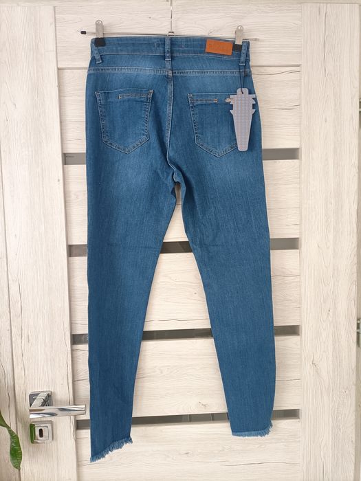 Nowe spodnie jeansowe z wysokim stanem dopasowane S/36 niebieskie