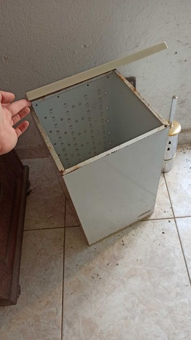 Cesto de roupa metálico