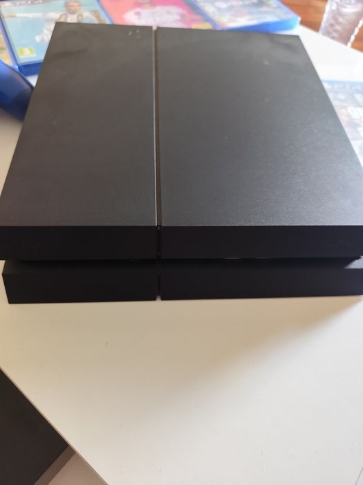 PS4 c/ comando e 5 jogos