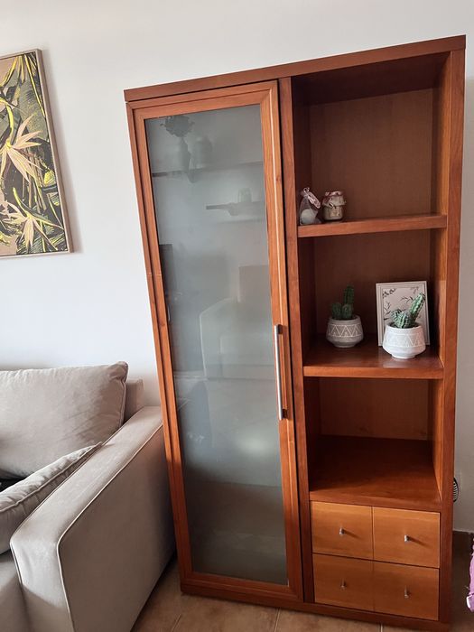 Armário de sala em madeira robusta