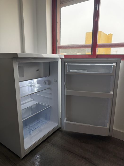 Vendo um mini-fricobar e uma mesa com 3 cadeiras