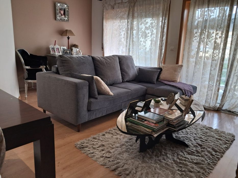 Vendo excelente T2 com garagem e 2 elevadores  em Santa Marinha, em frente ao apeadeiro  de comboio de Coimbrões