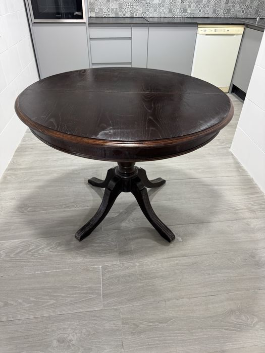 Mesa de jantar em madeira