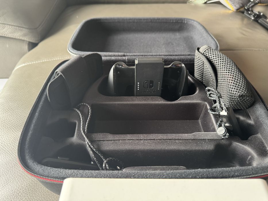 Nintendo Switch + 2 gry