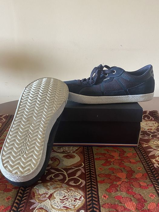 Sapatihas de homem Geox, em couro/ tecido azul.