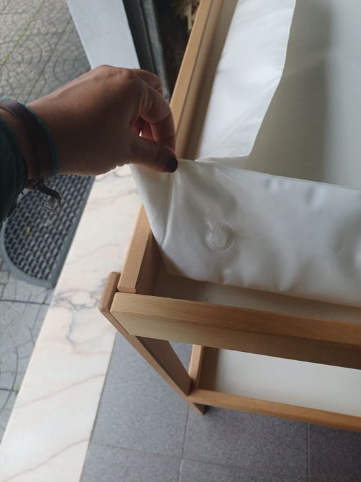 Armário muda fraldas com acessório