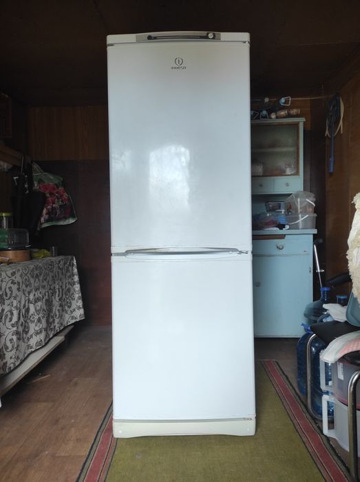 Холодильник  Indesit