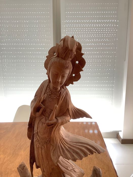 Escultura em madeira de uma Guanyin