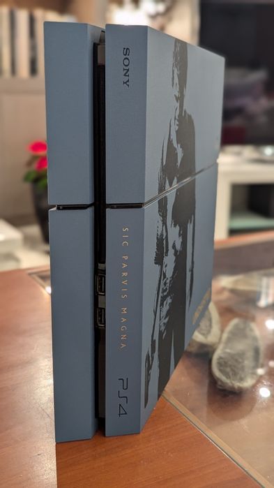 Playstation 4 Edição Limitada Uncharted 1TB c/ comando e 4 jogos