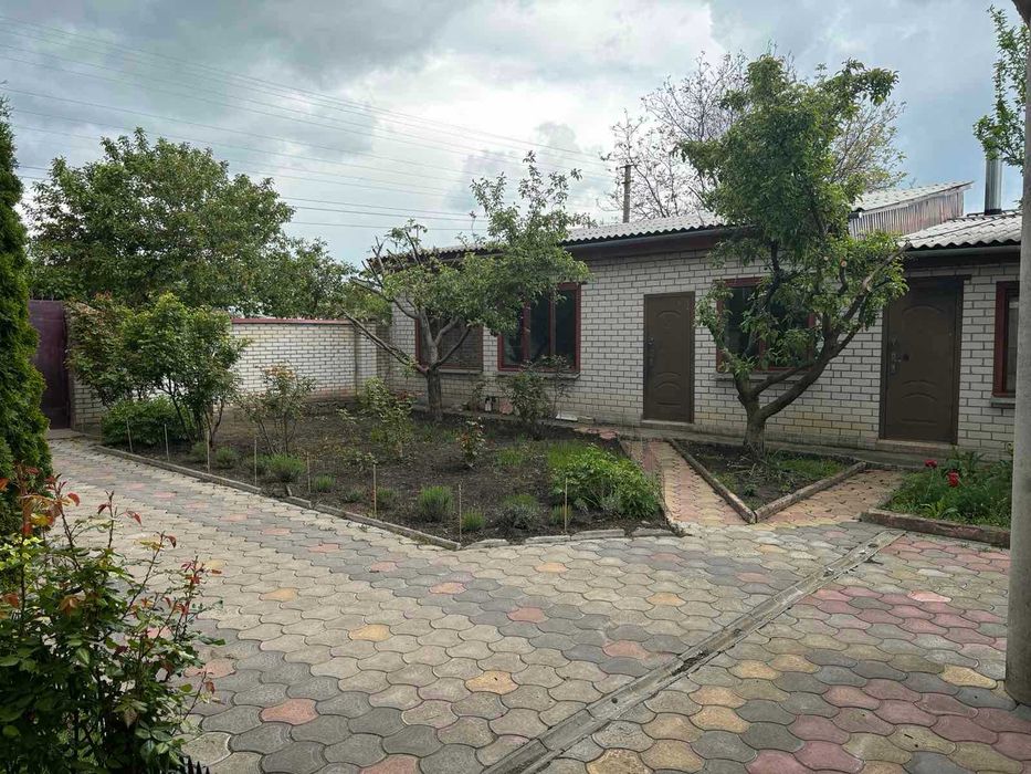 Затишний будинок з більярдною, сауною, садом та квітником, біля лісу!