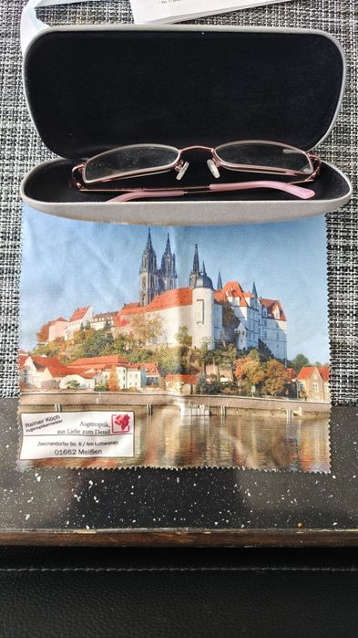 Oprawki do okularów, Okulary z etui.