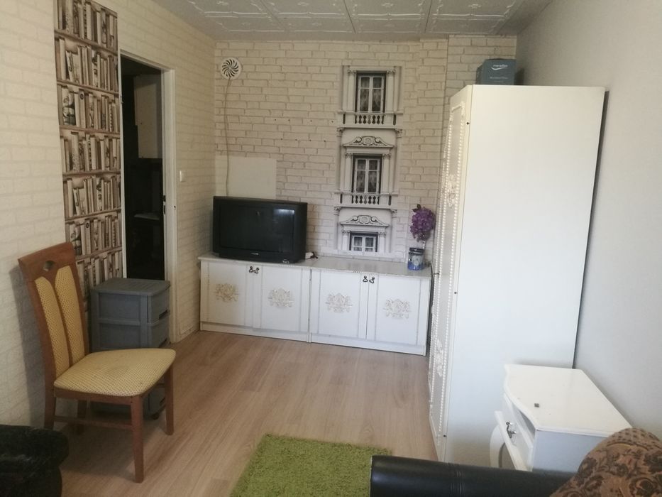 Wynajem kawalerki przy hotelu dla osoby chcacej pracowac na recepcji