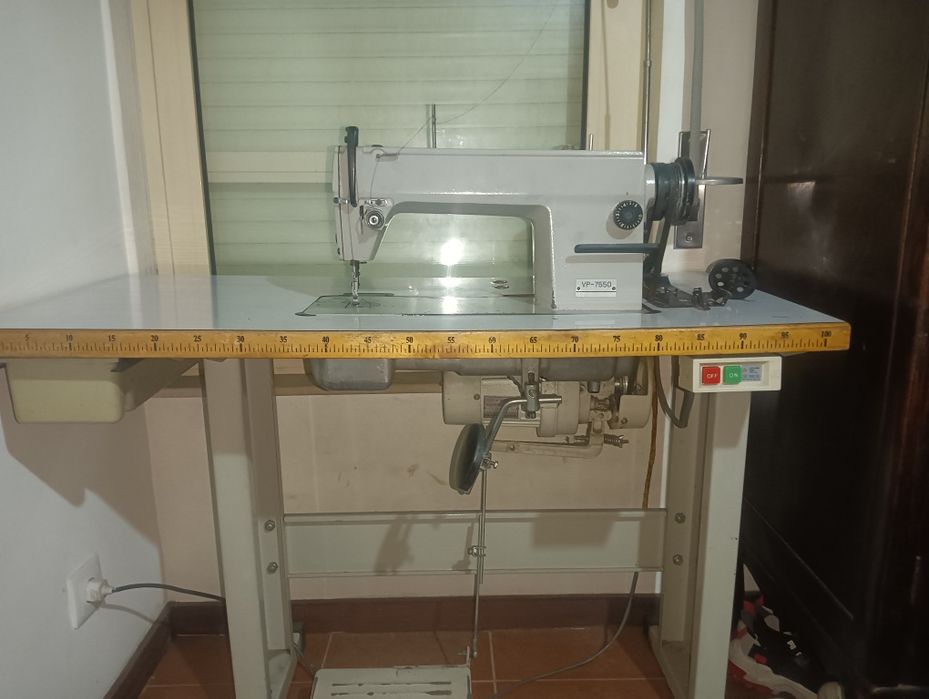 Máquina de costura industrial reta