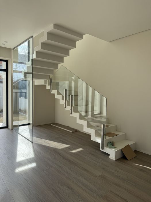 Продається новий сучасний двоповерховий будинок у центрі міста.