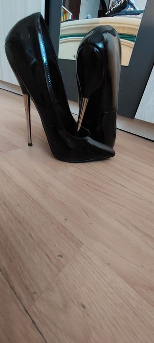 Czarne szpilki Devious