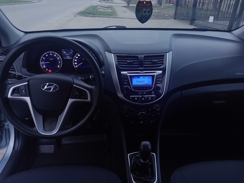 Отличный HYUNDAI Accent 1.4 газ/бензин 2012 года