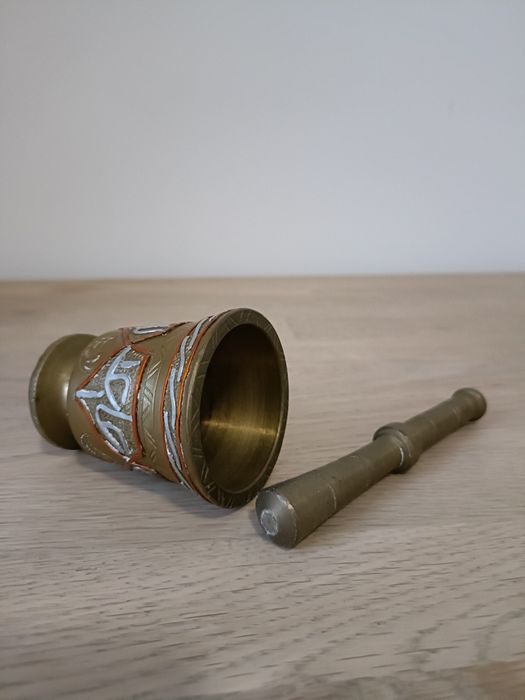 Moździerz mosiężny z wzorkami