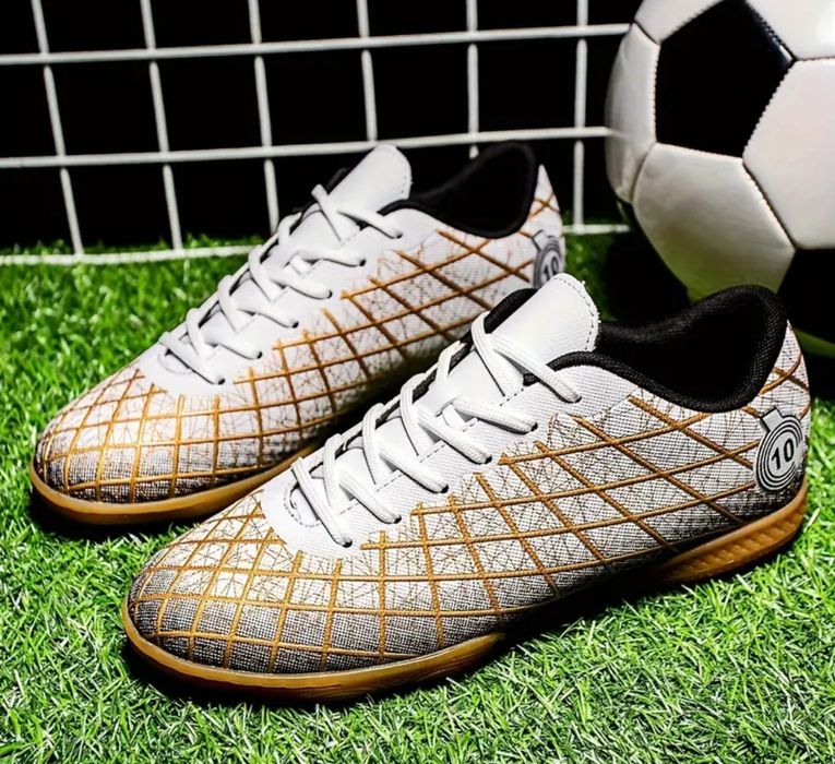 Бутси, сороконіжки, футзалки (дорослі, дитячі)