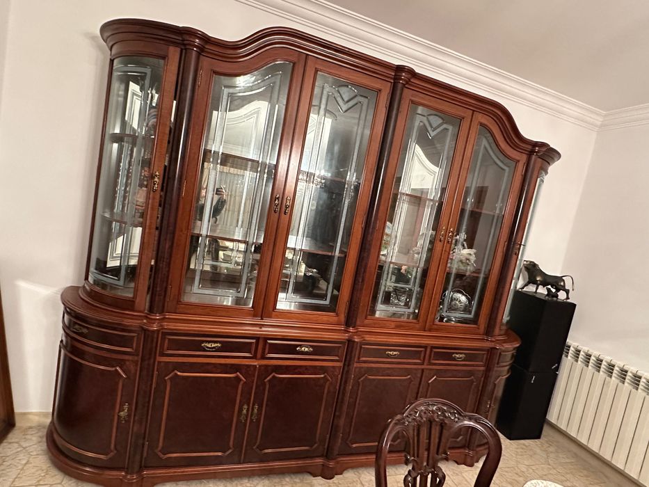 Buffet com vitrina em nogueira
