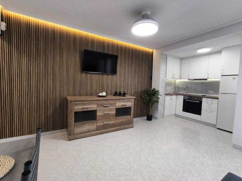 Studio po remoncie, balkon, baseny – Torrevieja