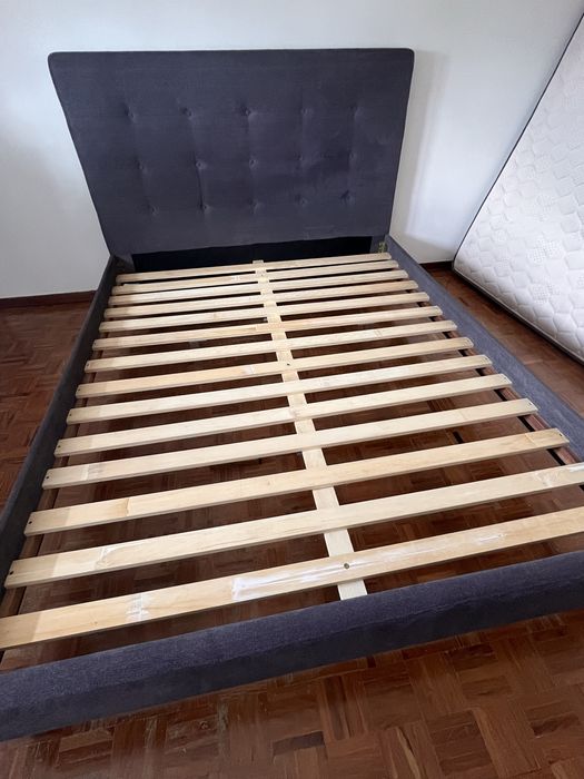 Cama de casal estofada com colchão (160x200).