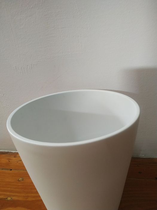 Vaso branco simples robusto como novo