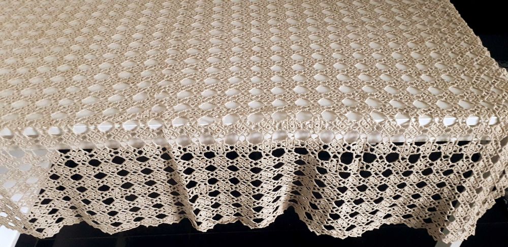 Toalha de renda, beje, com rosetas pequenas