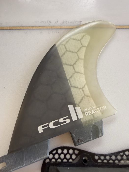 Vendo 2 Quilhas FCS II Reactor Performance Core (Esq e Central) / Compro Quilha Direita FCS II