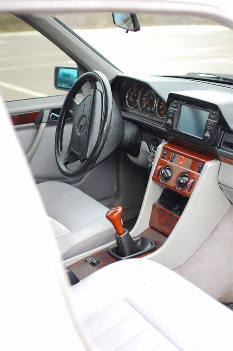 Продам MERCEDES 124 230