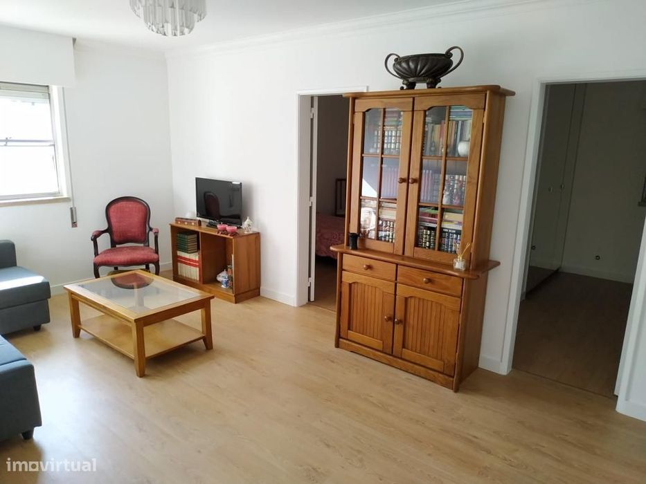 Apartamento t2 na Rua Avelar Brotero, em Stº António dos Cavaleiros