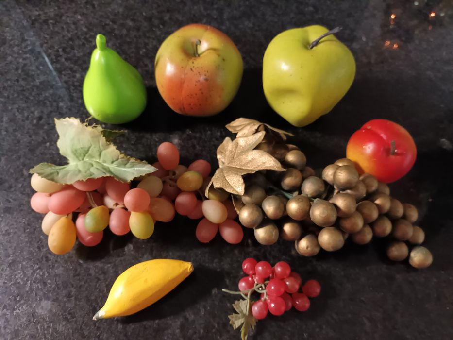 Várias Frutas em Plástico,  usadas para decoração.