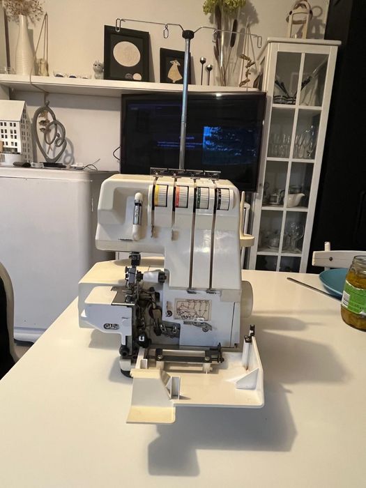 Maszyna do szycia Overlock Husqvarna Huskylcok 90