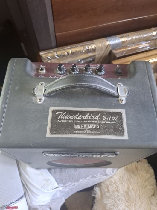 Gitara basowa z zmacniaczem