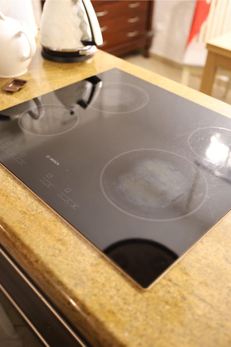 Kuchnia wraz z blatem granitowym i sprzętami