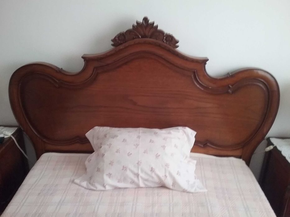 mesa de sala madeira maciça e cama de casal