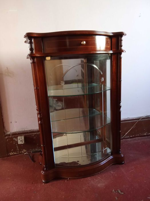 vendo assessórios  como novos para casa + colchão  grande + vitrine