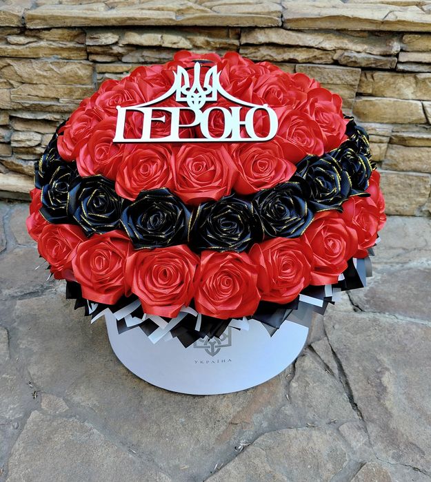 Букети троянд з атласної стічки