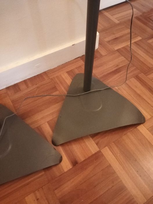 Duas colunas Sony com pés