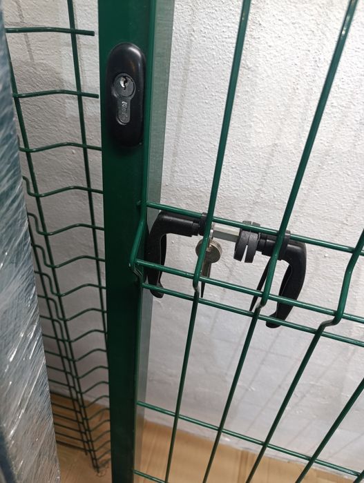 Portões exteriores com painel 3D